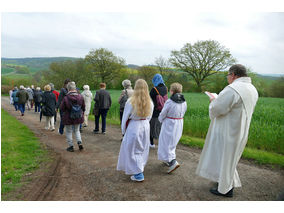 Bittprozession an der Weingartenkapelle (Foto: Karl-Franz Thiede)